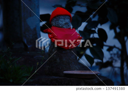 The red-hatted Jizo statue at Yusanji Temple in Fukuroi City, Shizuoka Prefecture The red-hatted Jizo statue at Yusanji Temple in Fukuroi City, Shizuoka Prefecture 137491380