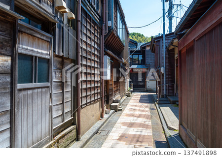 Traditional wooden alleys in Higashi-chaya, Kanazawa, Japan Traditional wooden alleys in Higashi-chaya, Kanazawa, Japan 137491898