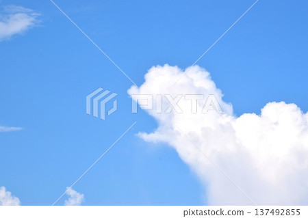 雲的形狀不斷變化。 137492855