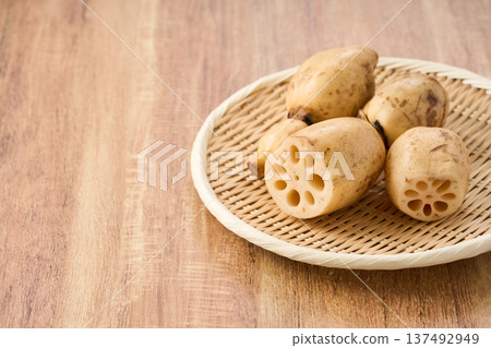 生蓮藕(蓮藕)食材盛放在竹製濾器中 生蓮藕(蓮藕)食材盛放在竹製濾器中 137492949