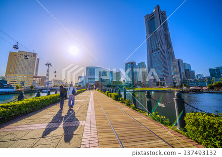 日本橫濱城市景觀改造…木棧道翻新工程。岸道索道上的陰影…新時代的希望之光 日本橫濱城市景觀改造…木棧道翻新工程。岸道索道上的陰影…新時代的希望之光 137493132