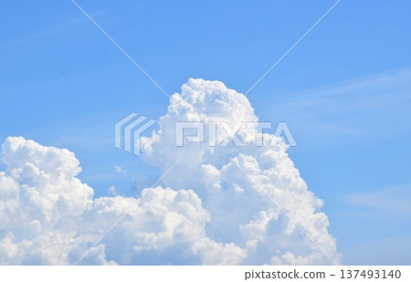 雲的形狀不斷變化。 雲的形狀不斷變化。 137493140