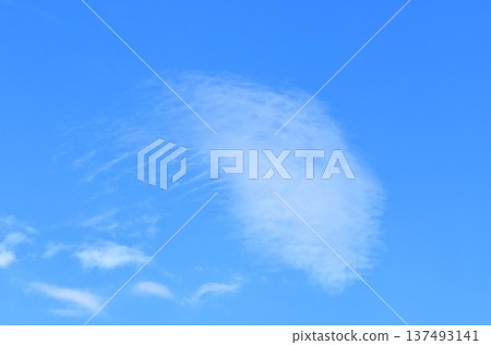 雲的形狀不斷變化。 雲的形狀不斷變化。 137493141