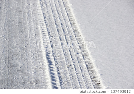 雪地上的無釘胎錐 137493912