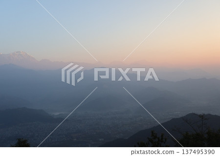 清晨的天空、朦朧的山巒和博卡拉的城市景觀。 清晨的天空、朦朧的山巒和博卡拉的城市景觀。 137495390