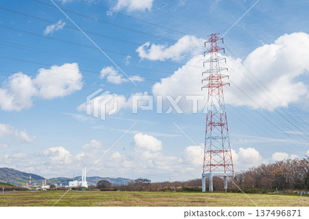 大阪府高槻市淀川右岸河床上矗立著一座輸電塔。 137496871