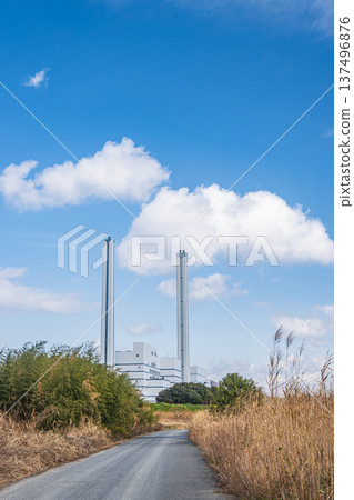 Road along the Yodo River, Takatsuki City, Osaka Prefecture 137496876