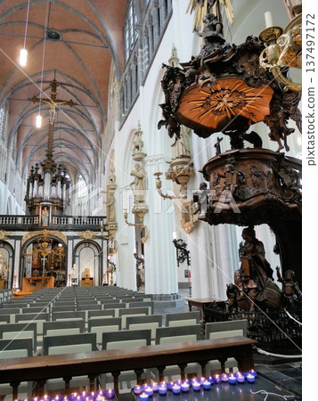 聖母教堂內部：美麗的講壇（比利時布魯日） 137497172