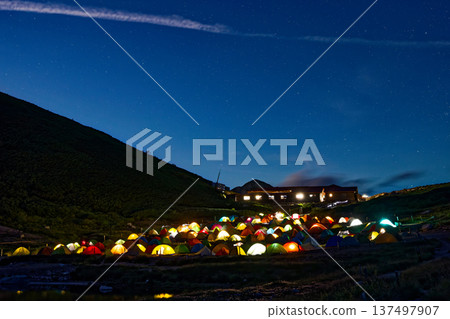 北阿爾卑斯山脈雙六鄉屋露營地的夜景 137497907