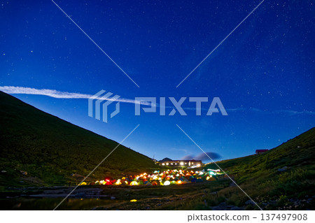 北阿爾卑斯山脈雙六鄉屋露營地的夜景 137497908