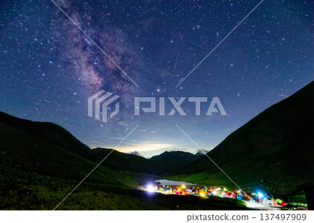 夏季銀河與北阿爾卑斯山雙六鄉屋露營地的夜景 137497909