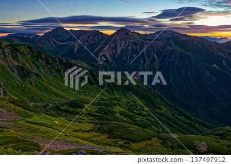黎明時分,從北阿爾卑斯山的雙六山上眺望鷲羽山、野口五郎山和翠翔山。 黎明時分,從北阿爾卑斯山的雙六山上眺望鷲羽山、野口五郎山和翠翔山。 137497912
