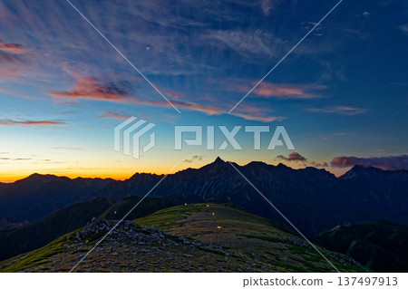 穗高山脈,從北阿爾卑斯山的雙六山看到的黎明之矛 穗高山脈,從北阿爾卑斯山的雙六山看到的黎明之矛 137497913