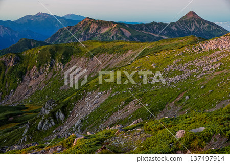 黎明時分,從北阿爾卑斯山的雙六山眺望笠岳、乘鞍岳和禦岳。 黎明時分,從北阿爾卑斯山的雙六山眺望笠岳、乘鞍岳和禦岳。 137497914