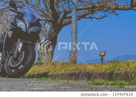 Bike and road with ocean view 137497919