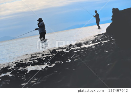 人們對釣魚 137497942