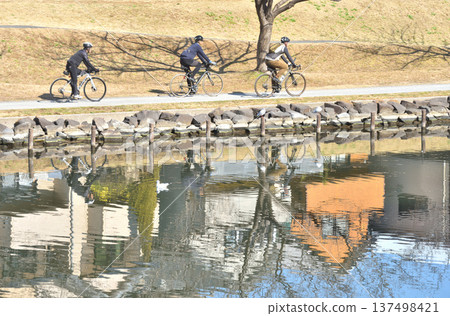 People and houses reflected in the Kyu-Nakagawa River that flows through Edogawa Ward People and houses reflected in the Kyu-Nakagawa River that flows through Edogawa Ward 137498421