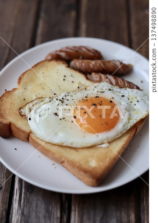 Toast with fried egg and coarsely ground sausages Toast with fried egg and coarsely ground sausages 137498890
