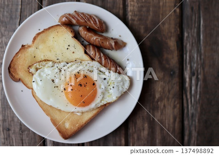 Toast with fried egg and coarsely ground sausages Toast with fried egg and coarsely ground sausages 137498892