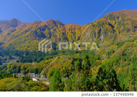 長野縣秋山鄉：秋葉染紅的山巒 137498946