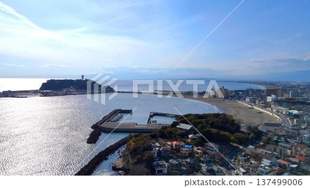 春日陽光下,江之島和湘南景色壯麗,大海波光粼粼。 春日陽光下,江之島和湘南景色壯麗,大海波光粼粼。 137499006