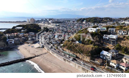 The Enoshima Electric Railway runs along the Shonan coastline and through the hilly streets 137499010