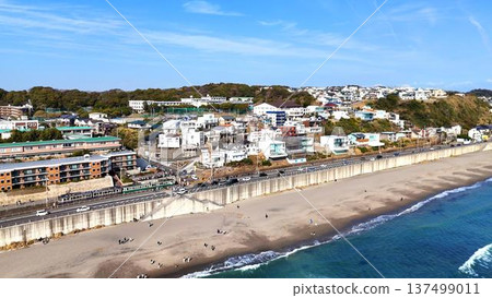 The Enoshima Electric Railway and the Shonan Sea pass each other near Kamakura High School The Enoshima Electric Railway and the Shonan Sea pass each other near Kamakura High School 137499011