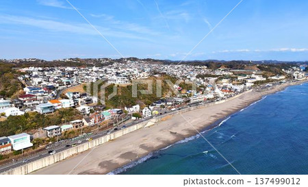Shonan's coastline and cityscape with its blue sea and vast sandy beaches Shonan's coastline and cityscape with its blue sea and vast sandy beaches 137499012