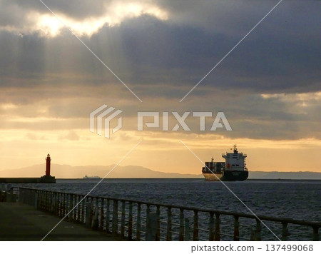 Port scenery: Osaka Port 137499068