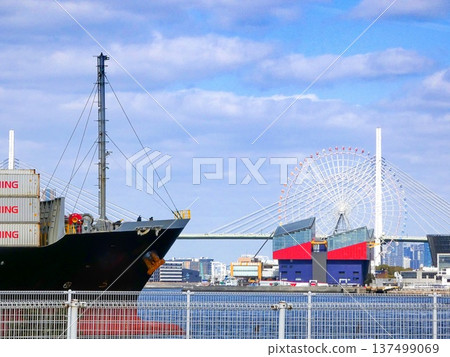 Port scenery: Osaka Port 137499069