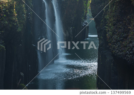 宮崎縣高千穗町的秋季:高千穗峽谷的秋葉和真奈瀑布 宮崎縣高千穗町的秋季:高千穗峽谷的秋葉和真奈瀑布 137499569