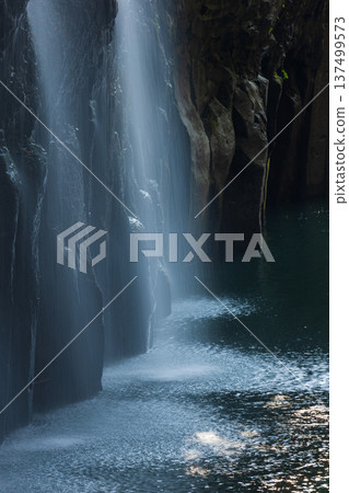 宮崎縣高千穗町的秋季:高千穗峽谷的秋葉和真奈瀑布 宮崎縣高千穗町的秋季:高千穗峽谷的秋葉和真奈瀑布 137499573