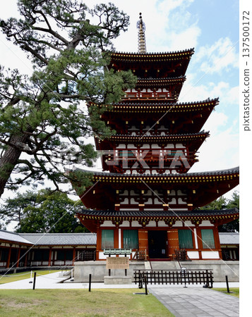 Five-story pagoda and pine trees at Yakushiji Temple in Nara Five-story pagoda and pine trees at Yakushiji Temple in Nara 137500172