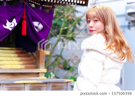 一位女子在神龕前祈禱。 137500398