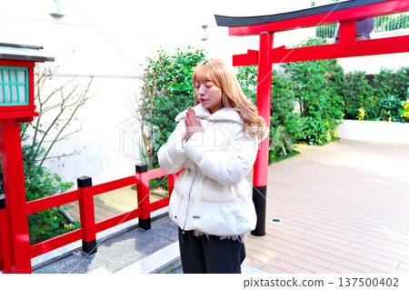 一位女子在神龕前祈禱。 一位女子在神龕前祈禱。 137500402