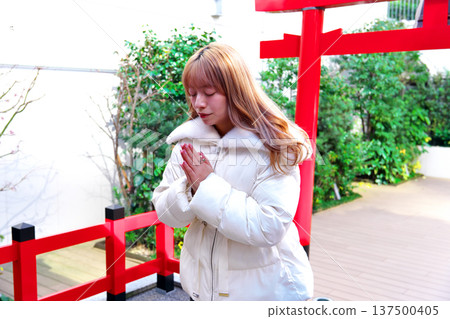 一位女子在神龕前祈禱。 一位女子在神龕前祈禱。 137500405