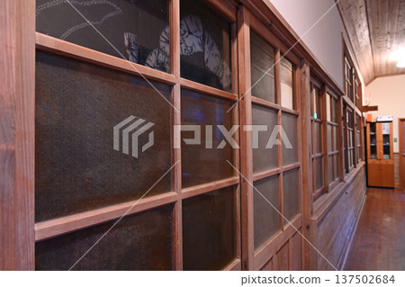 柔和的燈光和古老的滑動門照亮了木製校舍的走廊。 137502684