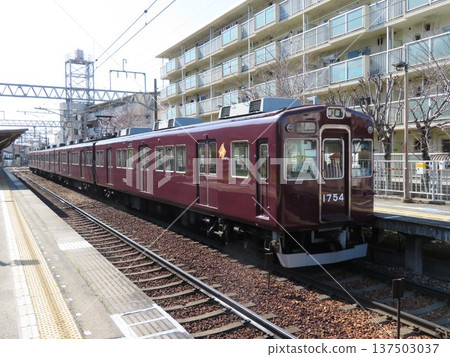 鼻電氣鐵道1700系列車停靠絹野橋站 137503037