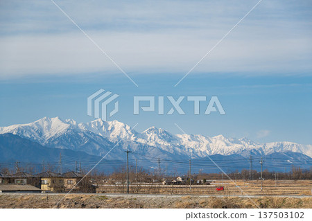 北阿爾卑斯山的冬季景色和安曇野市的自然風光 北阿爾卑斯山的冬季景色和安曇野市的自然風光 137503102