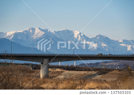 從白鳥湖眺望西川上的北阿爾卑斯山脈,可隔著光橋欣賞美景。 從白鳥湖眺望西川上的北阿爾卑斯山脈,可隔著光橋欣賞美景。 137503103