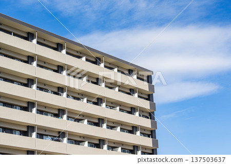 公寓和藍天 公寓和藍天 137503637