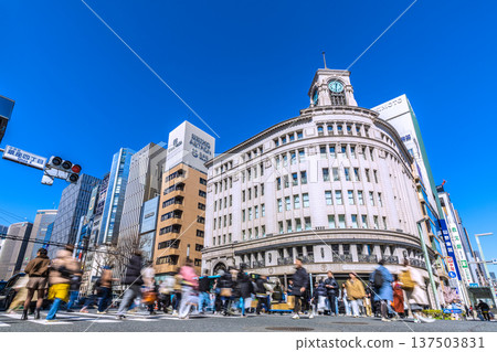 日本東京，3月8日。入境旅遊仍在繼續…銀座熙熙攘攘，擠滿了外國遊客（當天步行街開放）。 137503831