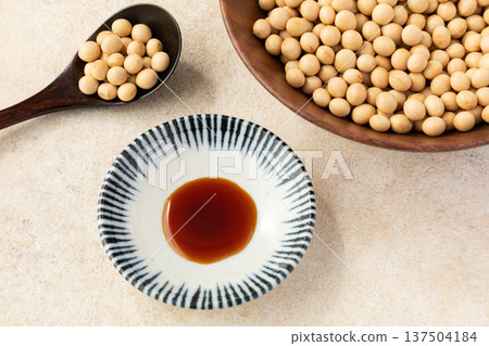 soy sauce, soybean, pour 137504184
