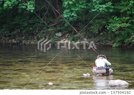 一名男子在釣香魚 137504192