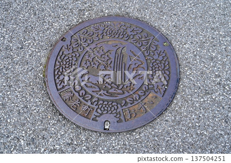 Manhole cover in Yoro Town, Gifu Prefecture Manhole cover in Yoro Town, Gifu Prefecture 137504251