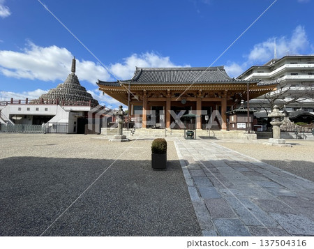 壬生寺正殿和千佛塔曾是新選組士兵的訓練場。 壬生寺正殿和千佛塔曾是新選組士兵的訓練場。 137504316