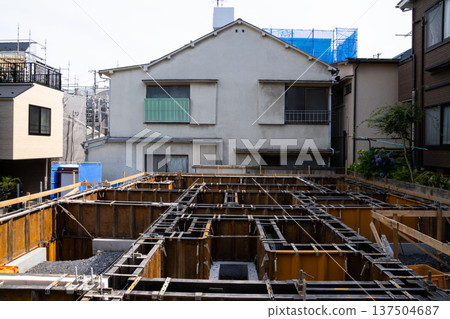 單戶住宅的地基工程、住宅地基、新住宅的建築工地、 137504687