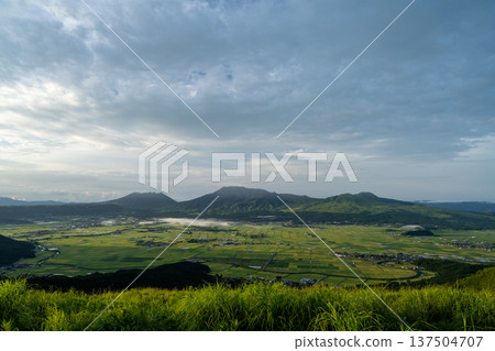 引發噴發的阿蘇山火山口 引發噴發的阿蘇山火山口 137504707