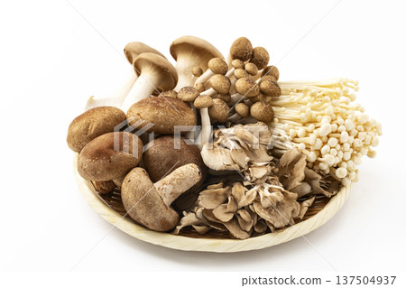 濾鍋裡的各種蘑菇 濾鍋裡的各種蘑菇 137504937