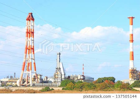 A view of a petrochemical complex with many factory facilities in Yokkaichi City, Mie Prefecture A view of a petrochemical complex with many factory facilities in Yokkaichi City, Mie Prefecture 137505144